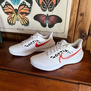 Brand New Women’s Nike Pegasus 39 Size 8.5B White/Team Orange